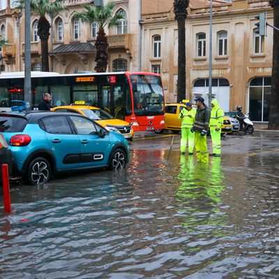 Antalya'dan sonra İzmir! Caddeler göle döndü