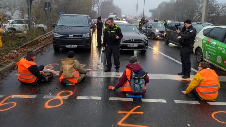 Almanya'da çevreci grupların evlerine baskın