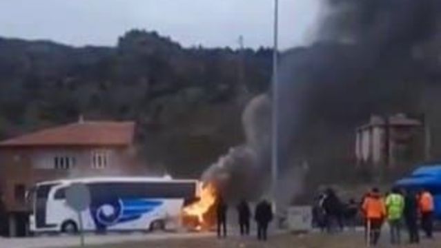 Seyir halindeki yolcu otobüsü alev aldı