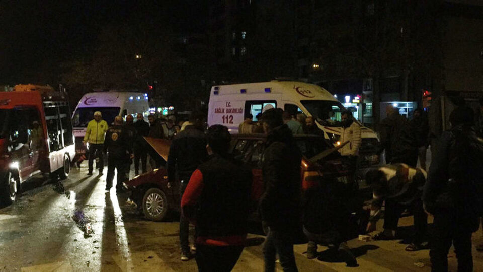 Ambulans ile otomobil çarpıştı: Yaralılar var
