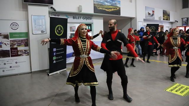 Turistik Doğu Ekspresi Kars´ta coşkuyla karşılandı