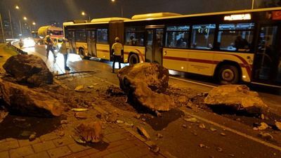 Yağmurun ardından yamaçtan kayalar düştü! İzmir'de faciadan dönüldü!
