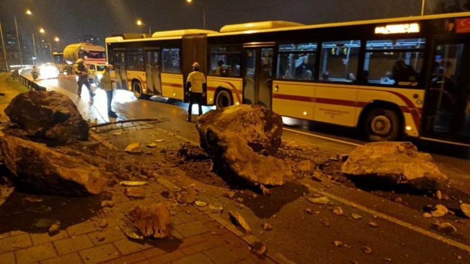 Yağmurun ardından yamaçtan kayalar düştü! İzmir'de faciadan dönüldü!