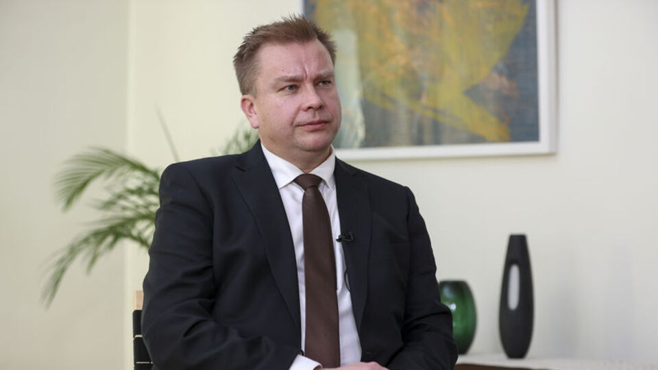 Finlandiya Savunma Bakanı iki aylığına babalık iznine çıkıyor