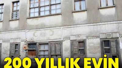 200 yıllık evin çatısından çıktı