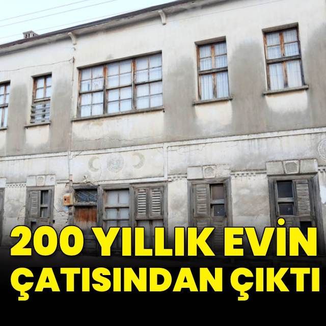 200 yıllık evin çatısından çıktı