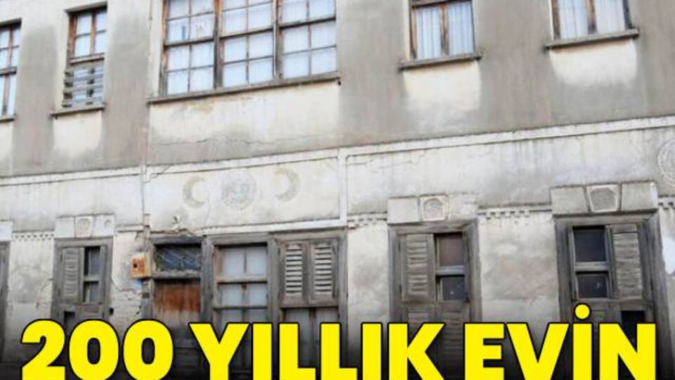 200 yıllık evin çatısından çıktı