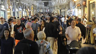 Kuveytliler para yağdırdı