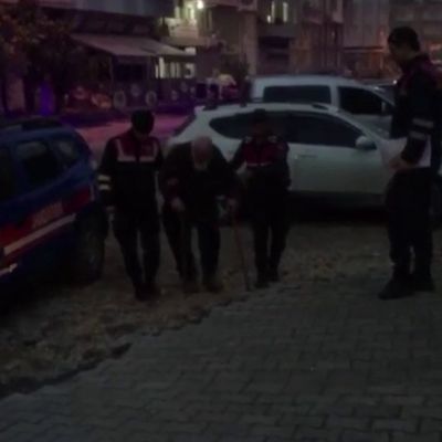 95 yaşındaki baba, oğlunu öldürdü! Askerlerin yardımıyla yürüdü