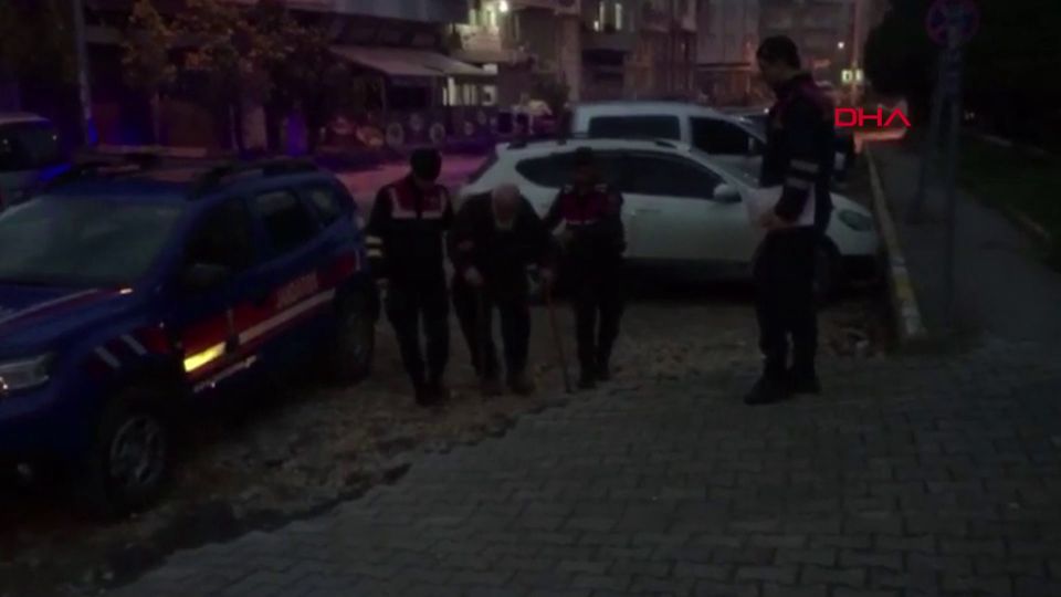 95 yaşındaki baba, oğlunu öldürdü! Askerlerin yardımıyla yürüdü