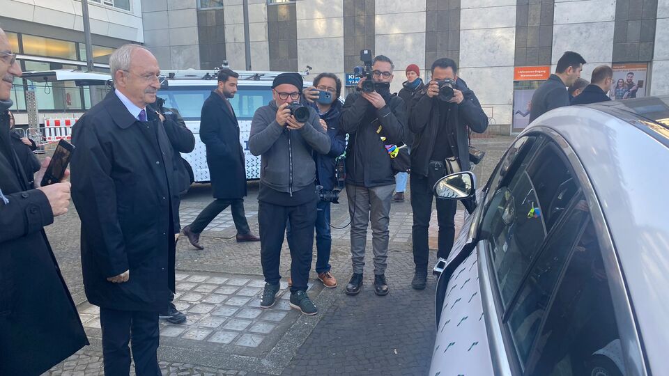 Kılıçdaroğlu Berlin'de! O aracı inceledi