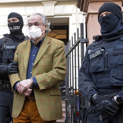 Şatoda suikast planı ve atış talimi