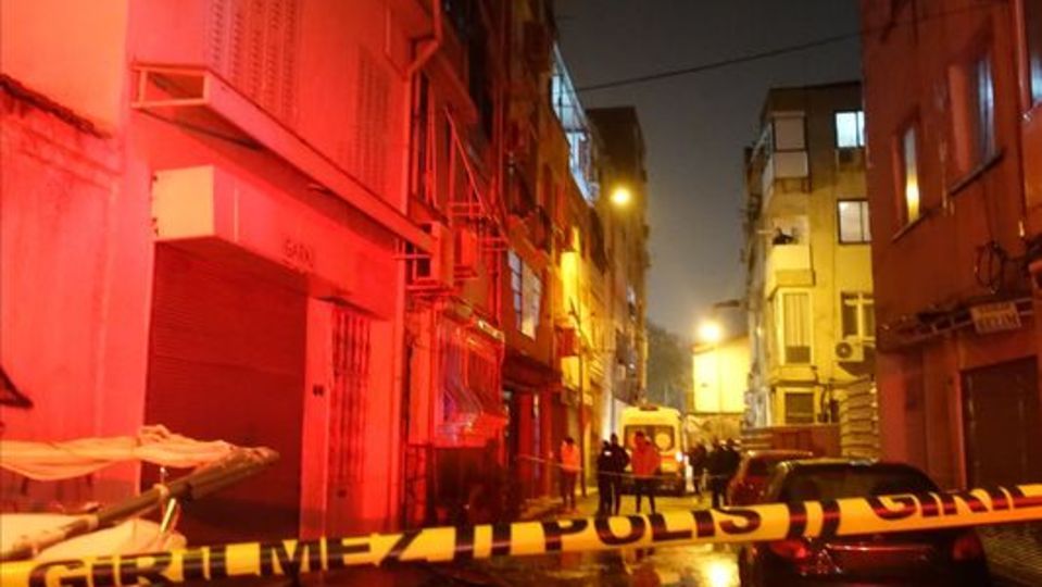 İzmir'de yanan ev kullanılamaz hale geldi