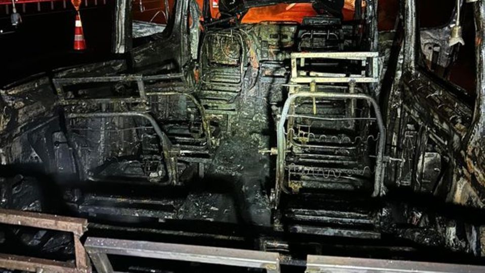 Seyir halindeki minibüs alev alev yandı