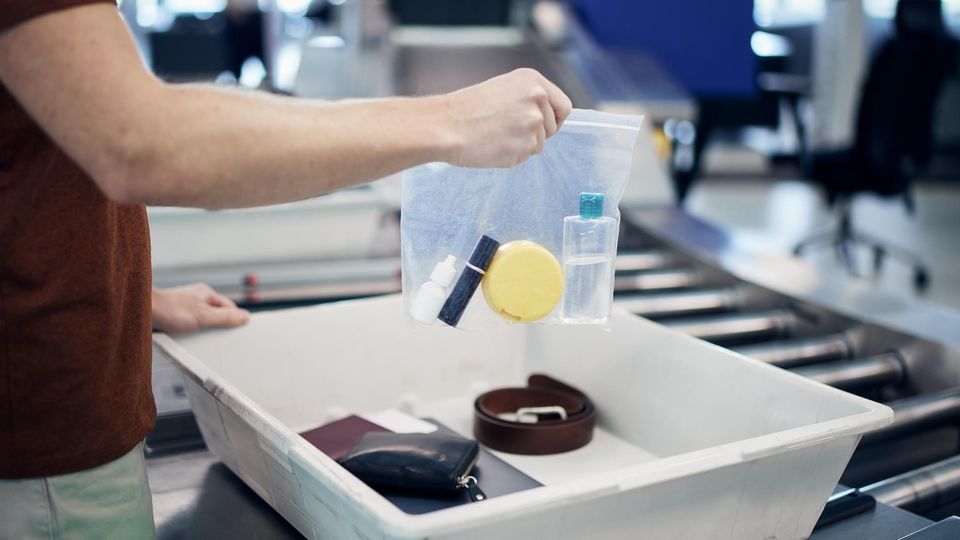 Uçuşlarda sıvı kısıtlaması İngiltere'de Haziran 2024'e kadar kaldırılacak