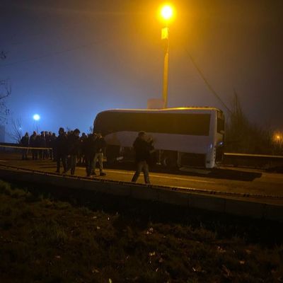 Diyarbakır'da polis servis aracına bombalı saldırı: Yaralılar var