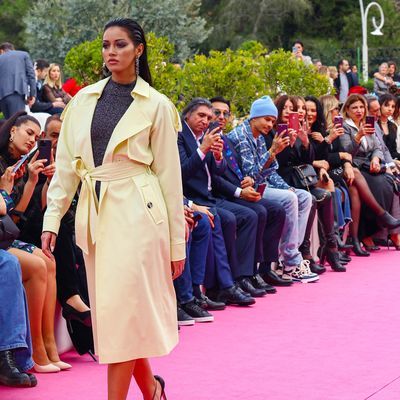 Sevgilisini yalnız bırakmadı