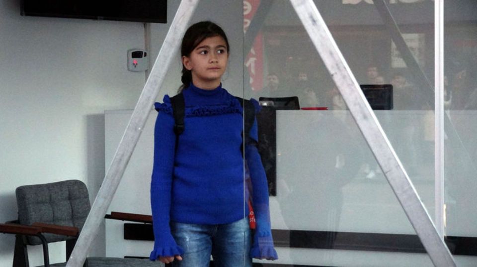 Tabelayı ışıklandırırken akımına kapıldı