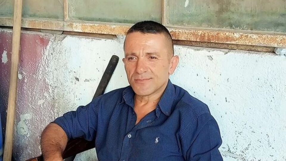 Babasını göğsünden bıçakladı