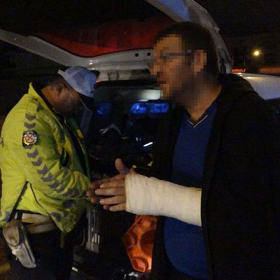 Alçılı kolla direksiyona geçti! Bununla bitmedi!