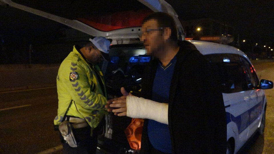 Alçılı kolla direksiyona geçti! Bununla bitmedi!