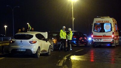 Kaza sonrası kaza! İki aracın arasında kaldılar