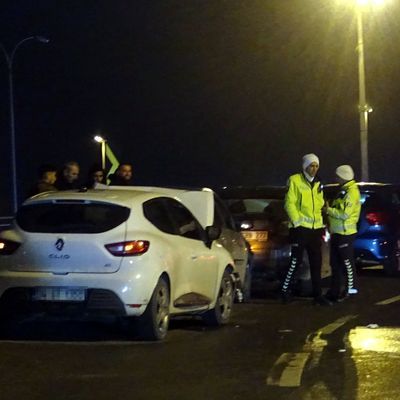 Kaza sonrası kaza! İki aracın arasında kaldılar