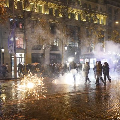 Fransa kaybetti, Paris sokakları karıştı