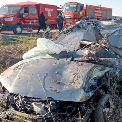 TIR ve hafif ticari araç çarpıştı! Feci kaza: 4 ölü!