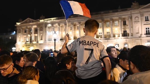 Fransa Milli Takımı'nı 50 bin taraftar karşıladı