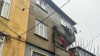 Çocuklarını zehirlemeye çalıştı! 2 çocuğuyla 4. katın balkonundan atladı!