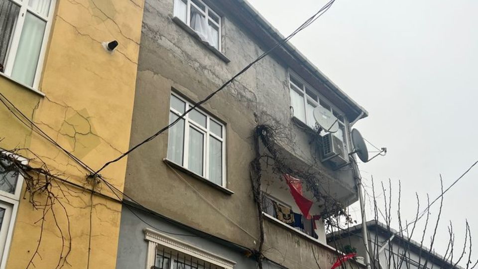 Çocuklarını zehirlemeye çalıştı! 2 çocuğuyla 4. katın balkonundan atladı!