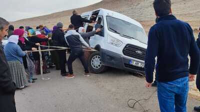 Öğrenci servisini devrilmesin diye halatlarla çektiler!