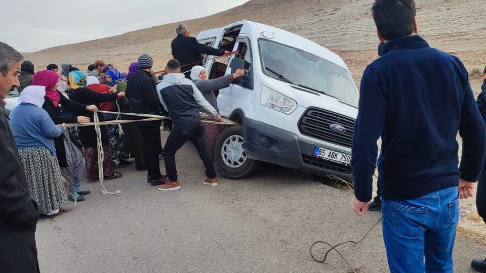 Öğrenci servisini devrilmesin diye halatlarla çektiler!