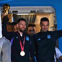 Şampiyon ülkeye döndü