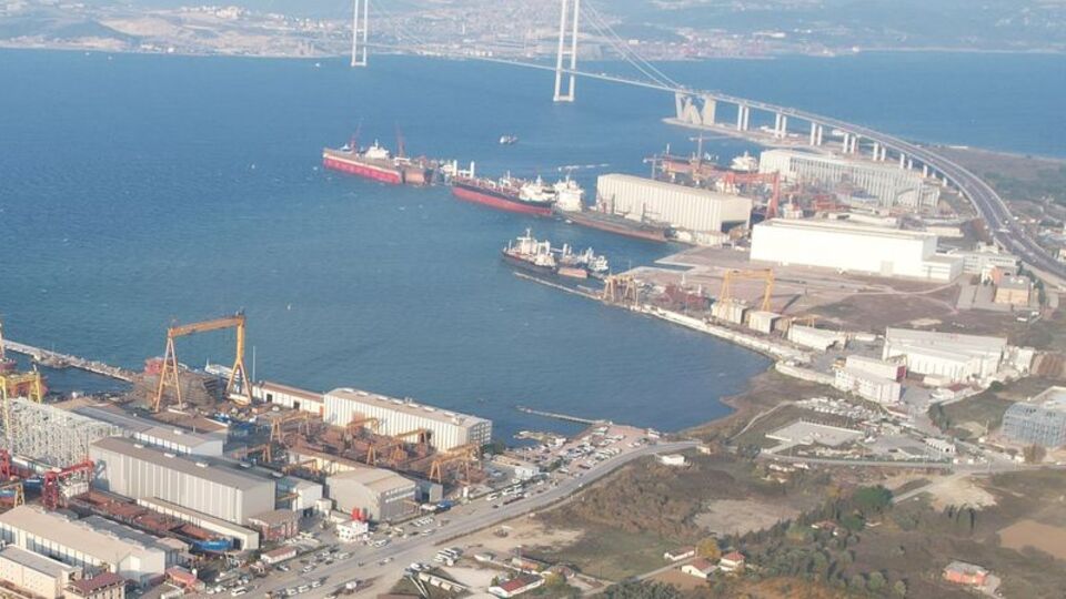 Tersanede üzerine metal parça düşen kişi öldü