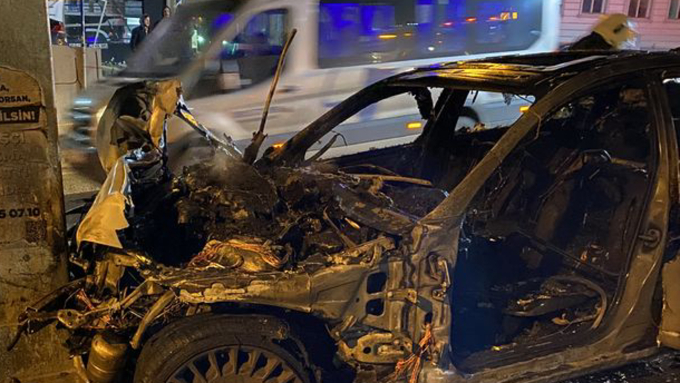 Kadıköy'de direğe çarpan otomobil alev alev yandı