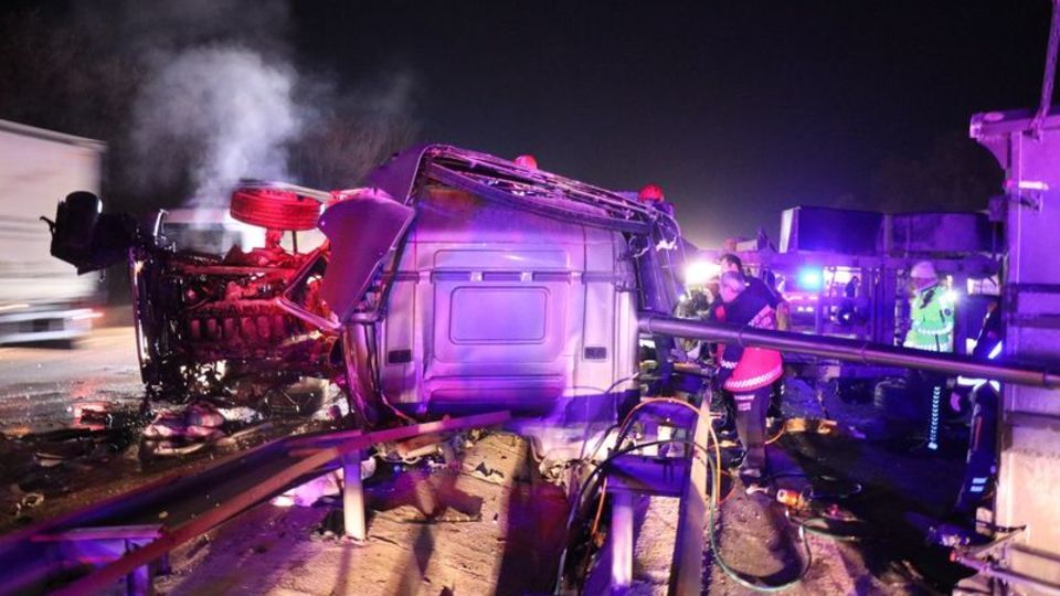 Sakarya'da iki TIR çarpıştı: 1 ölü
