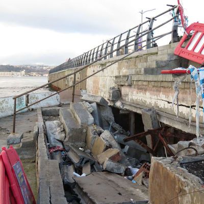 Üsküdar Sahili'nde seyir-kafe alanı çöktü!