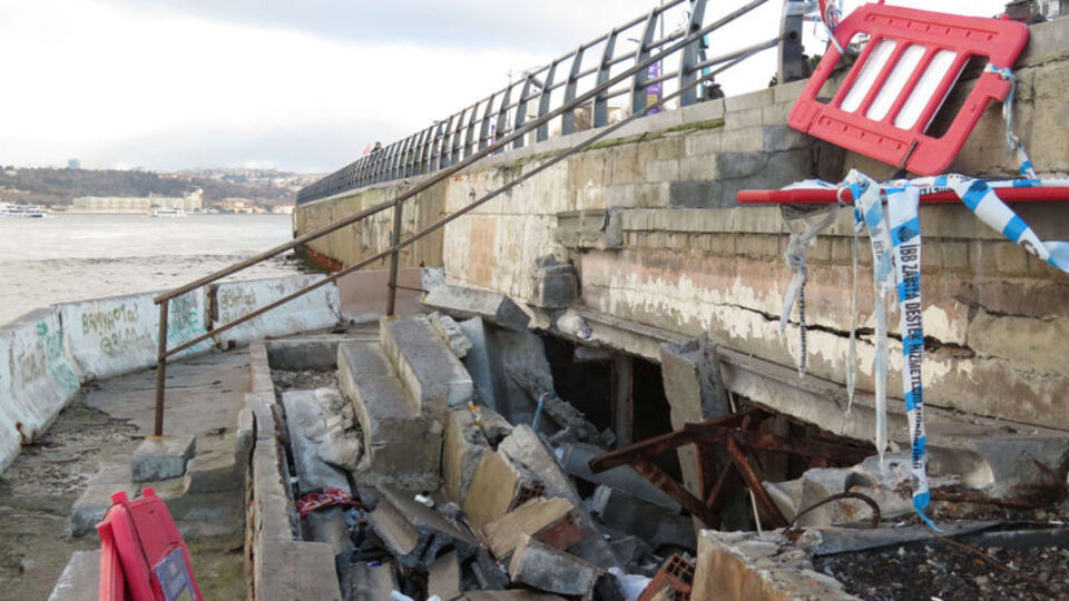 Üsküdar Sahili'nde seyir-kafe alanı çöktü!