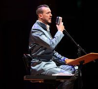 Cem Adrian'dan İş Sanat'ta harika konser