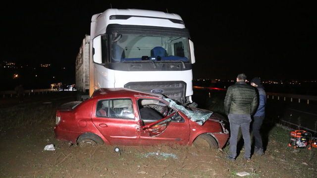 Otomobil kamyon ile çarpıştı: 2 ölü