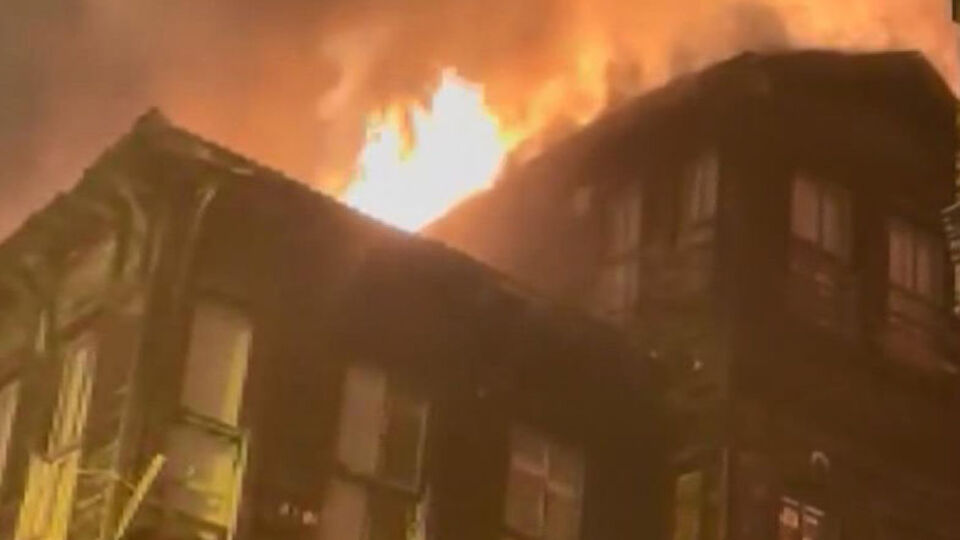 Fatih'te ahşap bina yangını