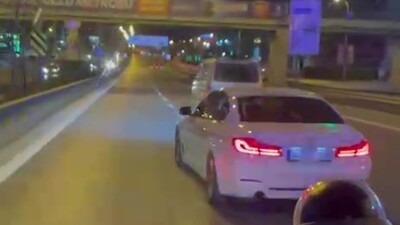 Otoyolda sürekli şerit değiştirip ambulansa yol vermedi!