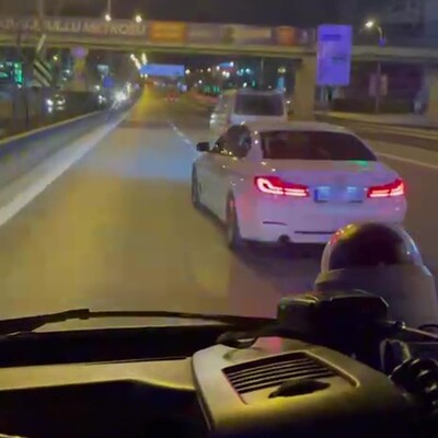 Otoyolda sürekli şerit değiştirip ambulansa yol vermedi!