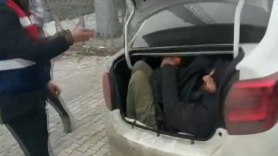 5 kişilik otomobilden 15 kişi çıktı!