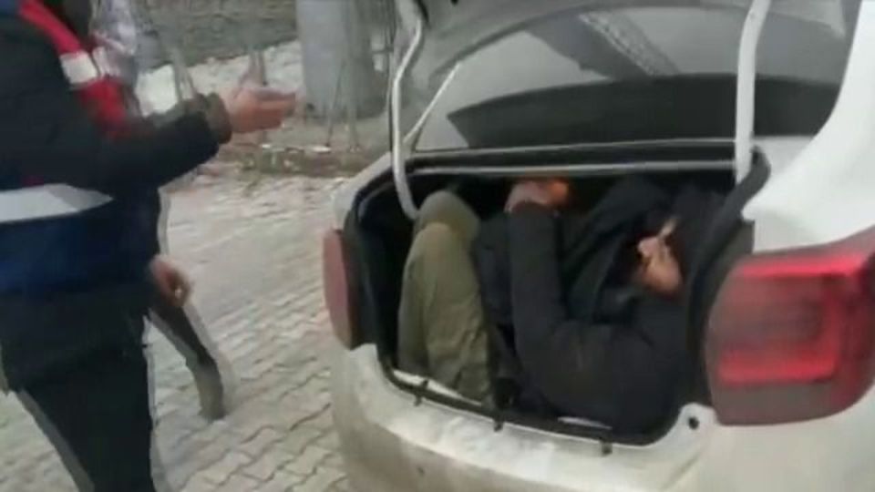 5 kişilik otomobilden 15 kişi çıktı!