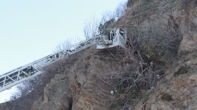 Genç kız, uçurumdan düşerek ağaca takıldı!