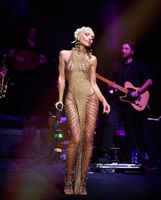 Gülşen'in iddialı sahne kıyafetleri 2022 yılına damga vurdu!