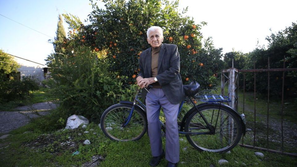 Mahallenin 'muhtar dede'si 70 yıldır bisikletiyle yollarda